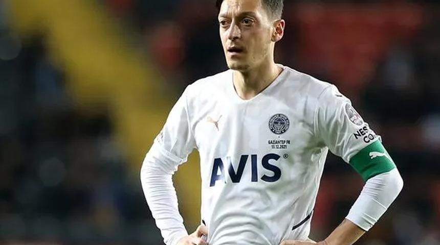 Son dakika: Mesut Özil soyunma odasında esti gürledi!