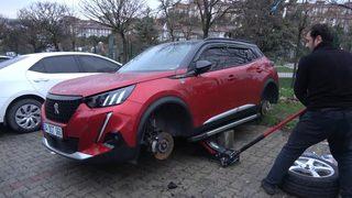 Arnavuktöy'de usta işi hırsızlık! Aracı kaldırım taşına çıkartıp lastiklerini çaldılar