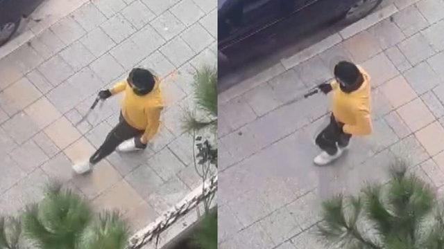 Sosyal medyada gündem oldu! Küçükçekmece'de elinde kılıçla görüntülenen kişinin sırrı çözüldü