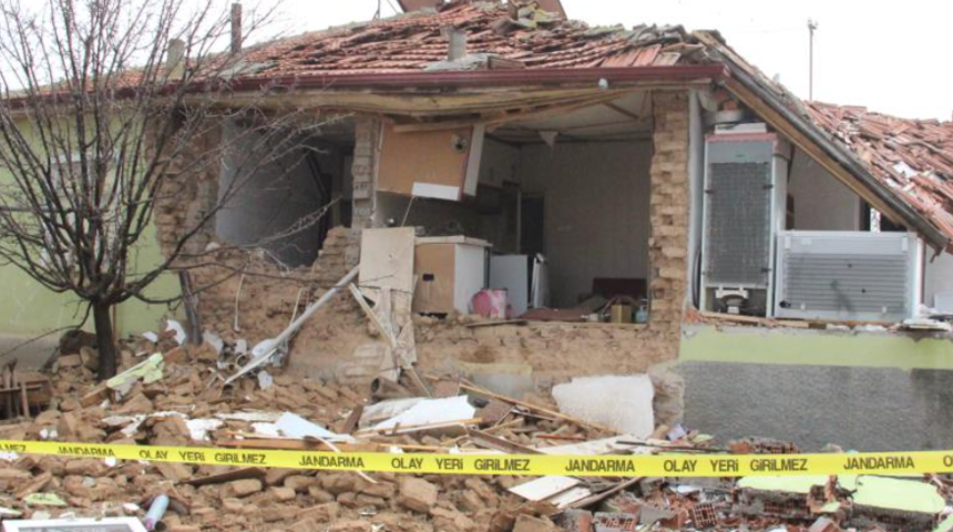 Yaşlı çift kabusu yaşadı! Çay demlerken patlama oldu ev harabeye döndü