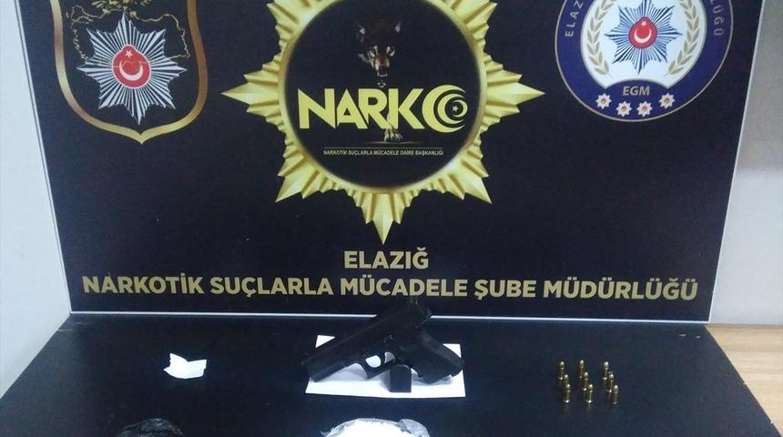 Otomobilde teybin arkasına gizlenmiş uyuşturucuyu narkotik köpeği buldu