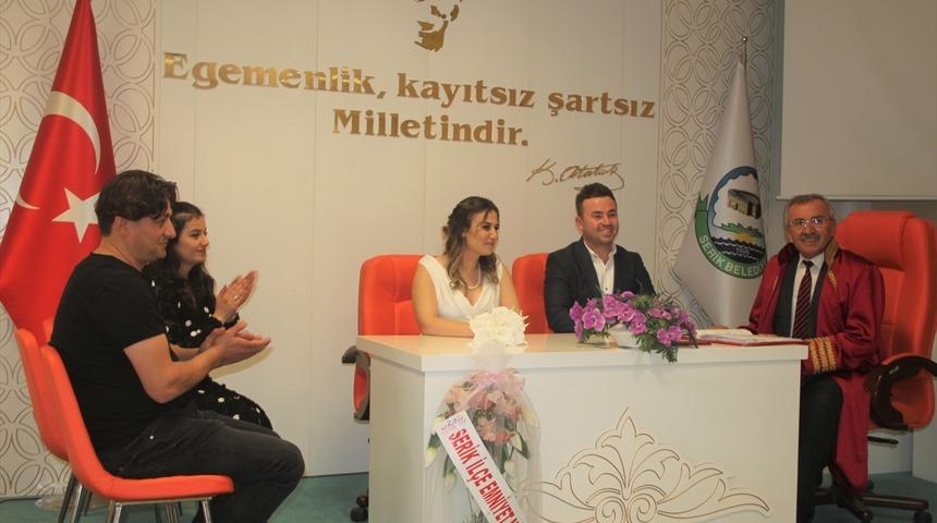 Polis ekibi, meslektaşlarının düğününde gelin ve damada takı yerine kelepçe taktı