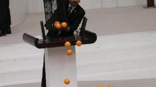 TBMM'de ilginç anlar! CHP'li vekil bir kasa portakalı kürsüden yere döktü