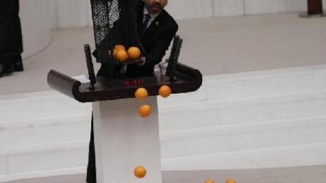 TBMM'de ilginç anlar! CHP'li vekil bir kasa portakalı kürsüden yere döktü