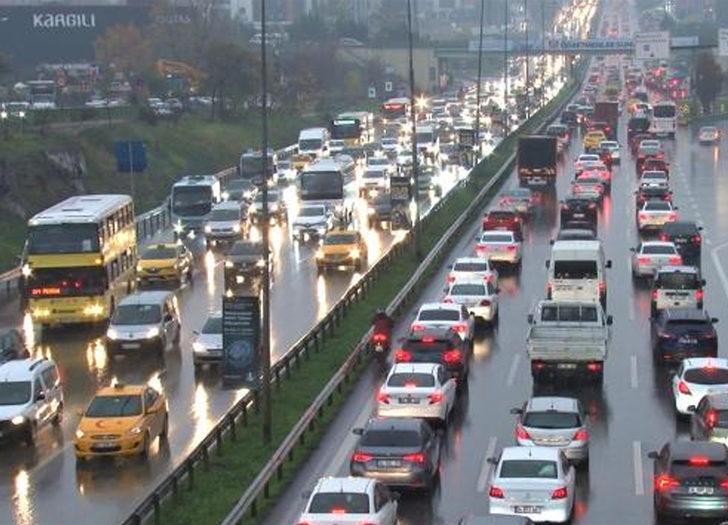 İstanbul'da trafik kilitlendi! Yoğunluk yüzde 87'ye çıktı