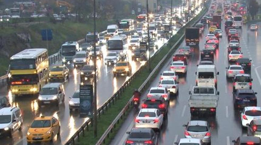 İstanbul'da trafik kilitlendi! Yoğunluk yüzde 87'ye çıktı
