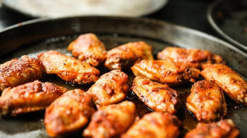 Mangal aşıkları buraya! Mangal tadında tavada tavuk kanadına bayılacaksınız!