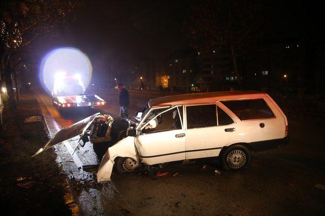 Kastamonu'da ağaca çarpan otomobilde sıkışan sürücüyü itfaiye kurtardı