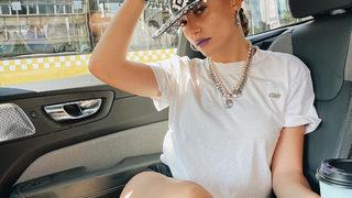 Serenay Sarıkaya göğüs dekolteli pozlarını paylaştı! Hayranları beğeni yağdırdı