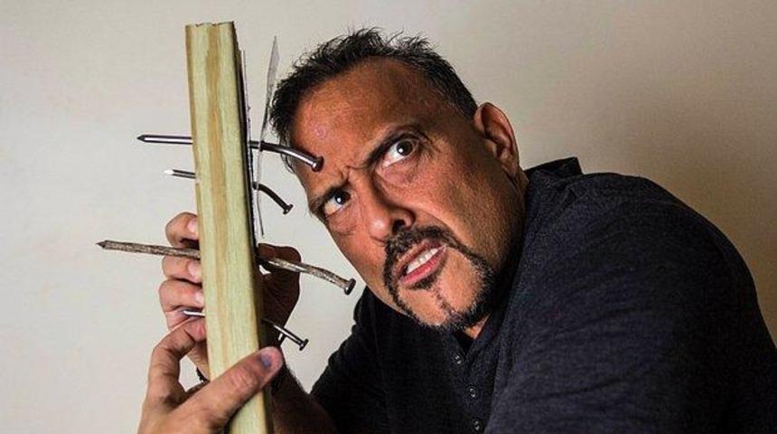 Süper kahramana benzetiyorlar! Kafasıyla taş blok kırabiliyor hatta çivi çakıyor