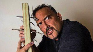 Süper kahramana benzetiyorlar! Kafasıyla taş blok kırabiliyor hatta çivi çakıyor