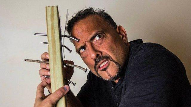 Süper kahramana benzetiyorlar! Kafasıyla taş blok kırabiliyor hatta çivi çakıyor