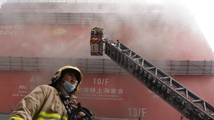 Son Dakika: Hong Kong Dünya Ticaret Merkezi'nde büyük yangın! Onlarca kişi mahsur kaldı