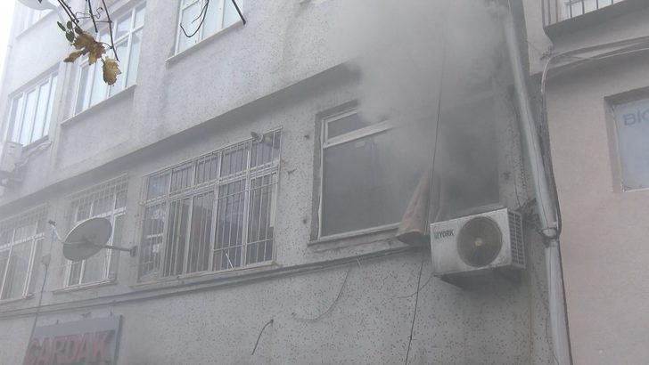 Fatih'te can pazarı! Yangın dairelere sıçradı, 10 kişi mahsur kaldı