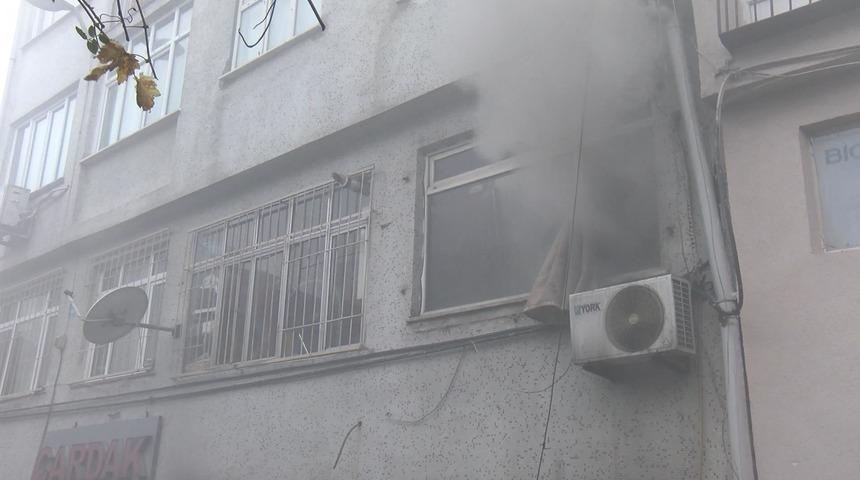 Fatih'te can pazarı! Yangın dairelere sıçradı, 10 kişi mahsur kaldı