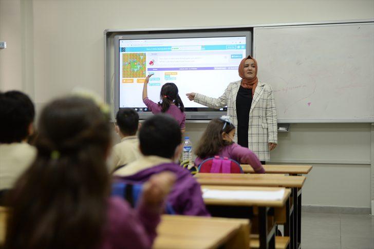 Meslektaşlarının gelişimine katkı sağlayan öğretmen Microsoft'tan ödül aldı G4