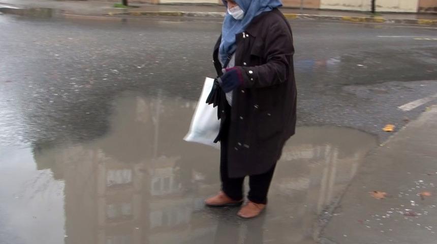 Beylikdüzü'nde yollar göle döndü! "Rezalet içindeyiz" diyerek isyan ettiler
