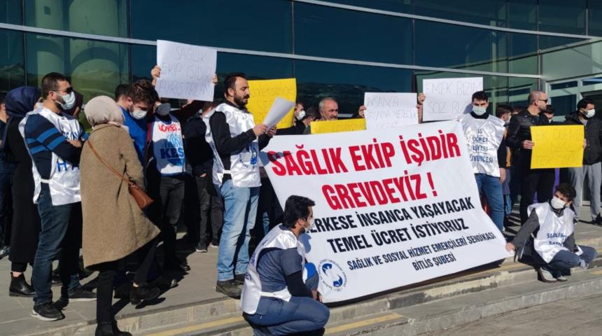 Sağlık &ccedil;alışanları grevde: 'T&uuml;rkiye'de a&ccedil;lık ve yoksulluk sınırının altında &ccedil;alışıyoruz'