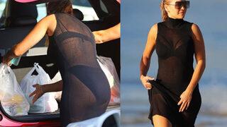 Rita Ora transparan elbisesiyle seksi iç çamaşırlarını sergiledi