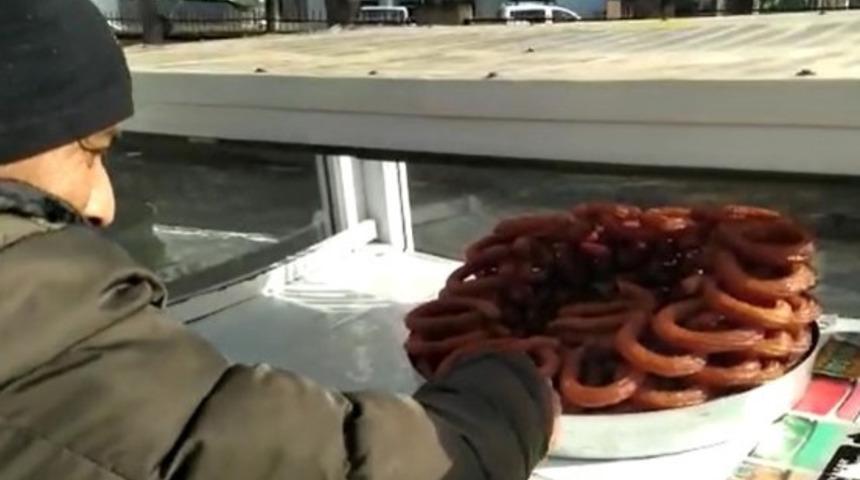 Seyyar satıcının 3 tepsi tatlısını çaldılar! ''Yiyenlere afiyet olsun, tepsilerimi getirin''