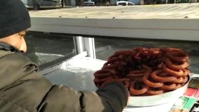 Seyyar satıcının 3 tepsi tatlısını çaldılar! ''Yiyenlere afiyet olsun, tepsilerimi getirin''