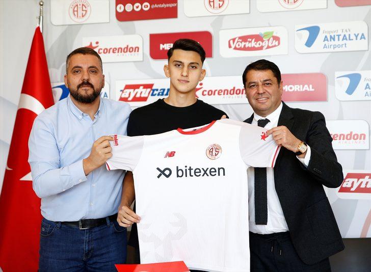 Antalyaspor, 3 futbolcuyla profesyonel sözleşme imzaladı G1