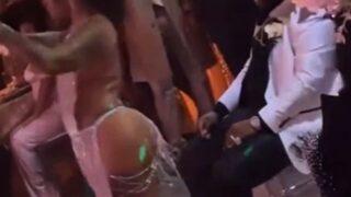 Sosyal medya bu görüntüleri konuşuyor! Düğünde tanga giyen gelin, davetlilerin önünde kucak dansı yaptı