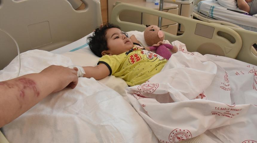 Sıcak su dolu kabı ısıtıcıdan alırken yanlışlıkla bebeğini ve kendisini yaktı