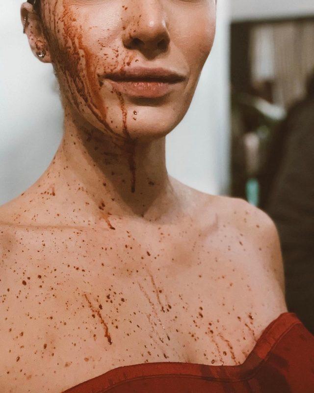 Güzel oyuncu Hande Doğandemir'den korkutan paylaşım! Kanlar içinde poz verdi
