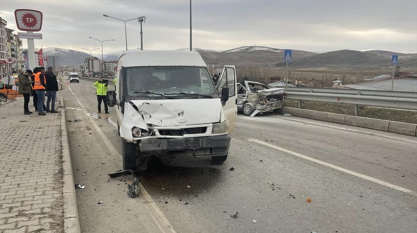 Bayburt'ta kamyonetle otomobilin çarpışması sonucu 1 kişi yaralandı