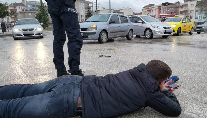 Kaza yaptı, 5 metre sürüklendi, yerde yatarken böyle telefonla konuştu