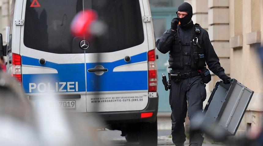 Alman polisinden siyaset&ccedil;ilere suikast planları yapmakla su&ccedil;lanan aşırı sağcı aşı karşıtlarına operasyon