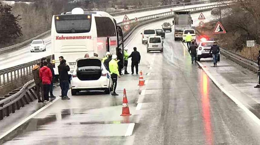 Yolcu otob&uuml;s&uuml; bariyerlere &ccedil;arptı! Faciadan d&ouml;n&uuml;ld&uuml;