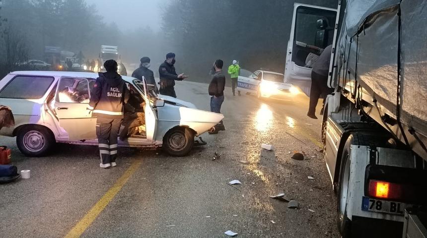 Karabük'te tırla otomobilin çarpışması sonucu 3 kişi yaralandı