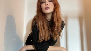 Mine Tugay, dekolteli elbisesiyle poz verdi! Hayranları beğeni yağdırdı