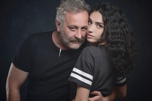 Yönetmen Onur Ünlü ile aşk yaşayan Hazar Ergüçlü mini şortlu pozunu paylaştı