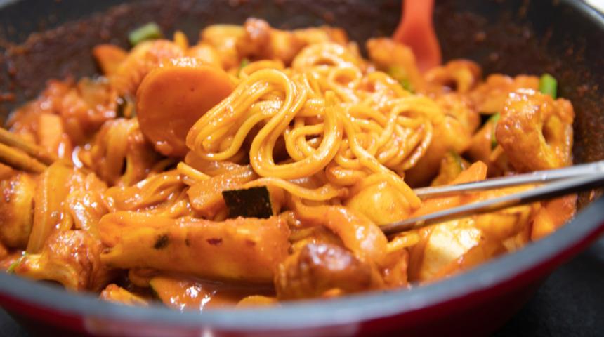 Ddeokbokki (Kore yemeği) nasıl yapılır? İşte ddeokbokki tarifi ve malzemeleri...