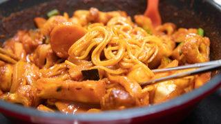 Ddeokbokki (Kore yemeği) nasıl yapılır? İşte ddeokbokki tarifi ve malzemeleri...