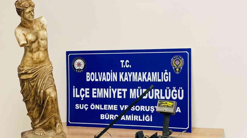 Polisin baskın düzenlediği evden 1 metre boyunda heykel çıktı