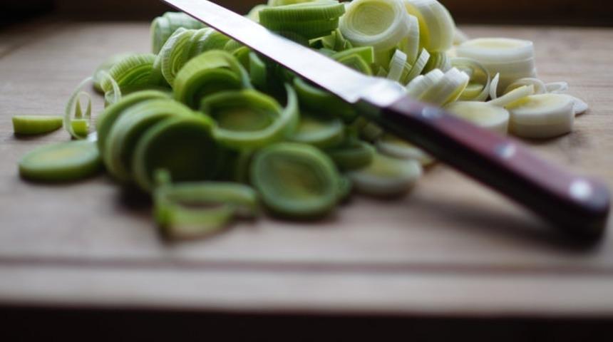 Sebze sevmeyenlere bile bayıla bayıla pırasa yedirecek: Pırasalı köfte tarifi