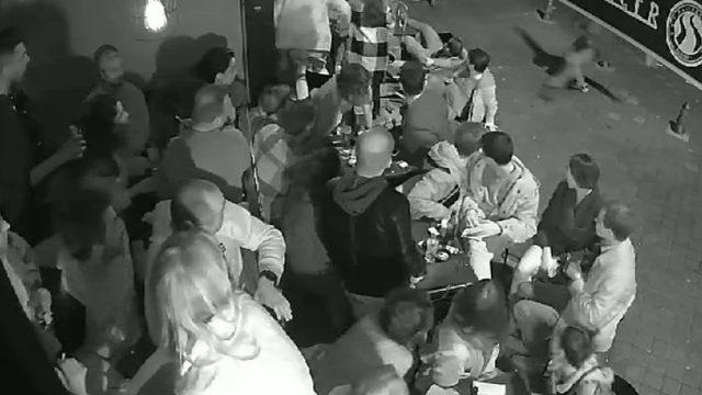 Son Dakika: Kadıköy'de Superman olduğunu söyleyip masaların üzerine atladı, düşünce zıplayarak uçmaya çalıştı