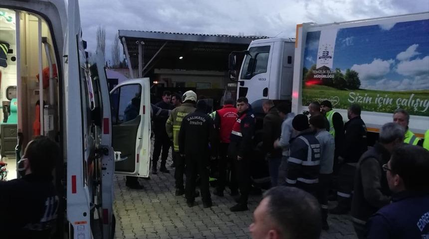 Mesai arkadaşının kullandığı çöp kamyonunun altında kalan şoför öldü