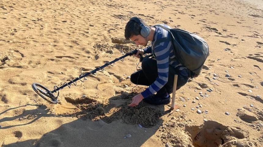 Antalya'da define avcıları sahili mesken tuttu! Köstebek yuvasına döndü