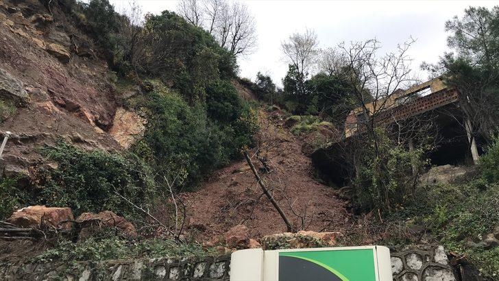 Zonguldak'ta heyelanla kopan kaya parçaları akaryakıt istasyonu binasına zarar verdi G2