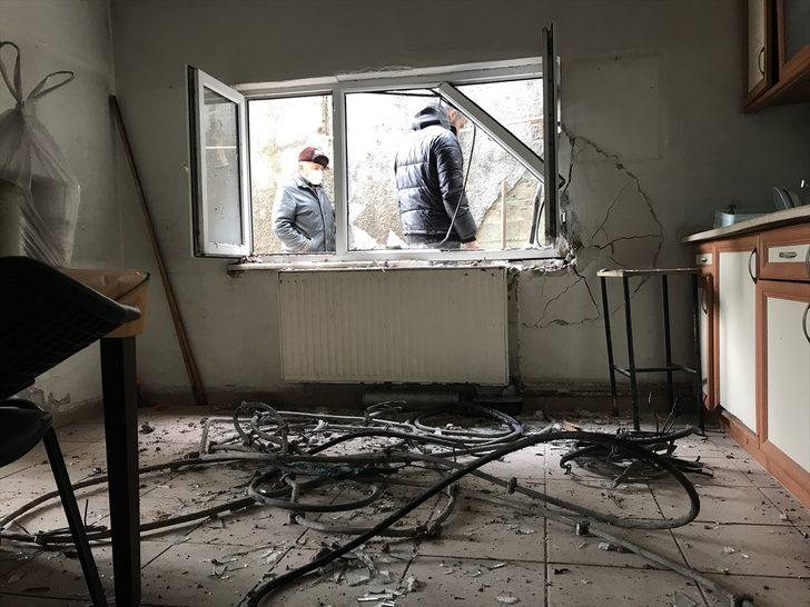 Zonguldak'ta heyelanla kopan kaya parçaları akaryakıt istasyonu binasına zarar verdi G3