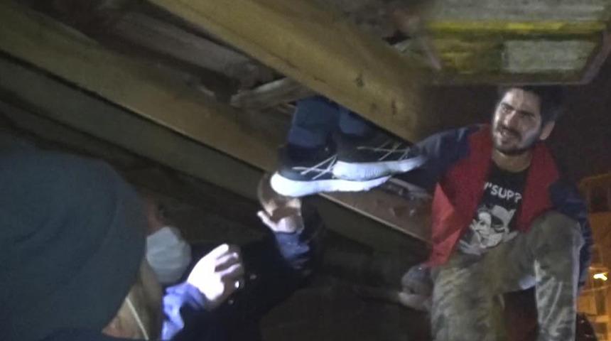 Sosyal medyada tanışıp eve çağırdılar! Bağrışmaları duyan polisi aradı, çatıda yakalandılar