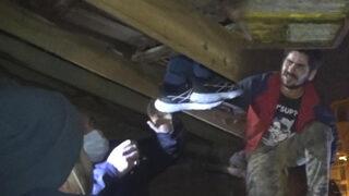 Sosyal medyada tanışıp eve çağırdılar! Bağrışmaları duyan polisi aradı, çatıda yakalandılar