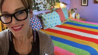 Zaman tünelinden fırlamış gibi! 1970’li yılları geri getirdi, eşyalarının maliyeti şaşırttı