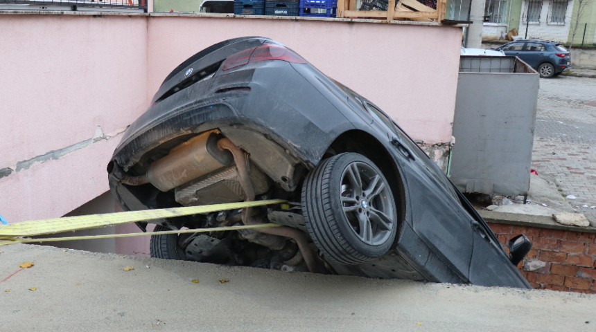 Bolu'da akılalmaz kaza! Otopark çıkışını şaşırdı, 2,5 metreden aşağı düştü