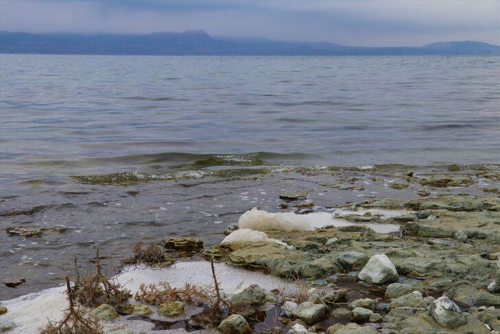 Burdur Gölü'nde köpükler oluştu G2